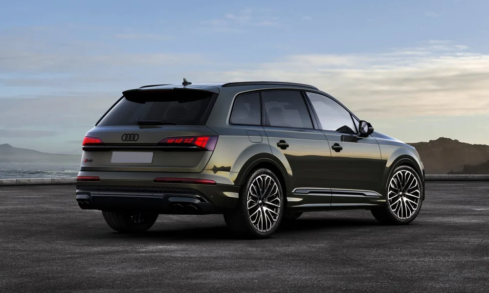 Фото Audi SQ7 (2024) — вид сзади, фото 7. Графика фонарей, бампер и оформление пятой двери Audi SQ7 (2024) — вид сзади, фото 7