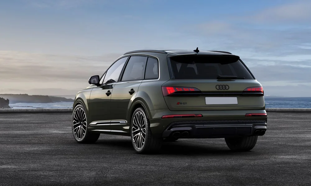 Фото Audi SQ7 (2024) — вид сзади, фото 8. Линия крыши, стойки и задняя дверь в зелёном исполнении. Светодиодная полоса или раздельные секции — задняя оптика стала главным украшением кормы Audi SQ7 (2024) — вид сзади, фото 8