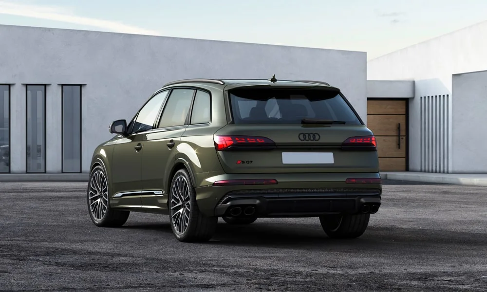 Фото Audi SQ7 (2024) — вид сзади, фото 9. Корма в зелёном цвете: графика фонарей и пластика пятой двери. Насадки выхлопа или их имитация внизу бампера различают версии Audi SQ7 (2024) — вид сзади, фото 9