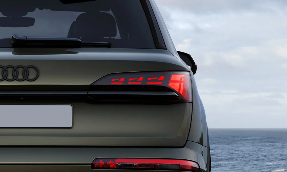 Фото Audi SQ7 (2024) — вид сзади, фото 10. Графика фонарей, бампер и оформление пятой двери. Насадки выхлопа или их имитация внизу бампера различают версии Audi SQ7 (2024) — вид сзади, фото 10