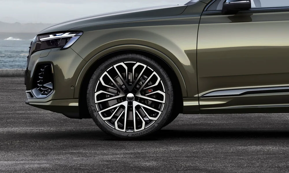 Фото Audi SQ7 (2024) — колесо и диск. Дизайн спиц и профиль резины крупным планом. Индекс скорости и нагрузки читается на боковине шины Audi SQ7 (2024) — колесо и диск