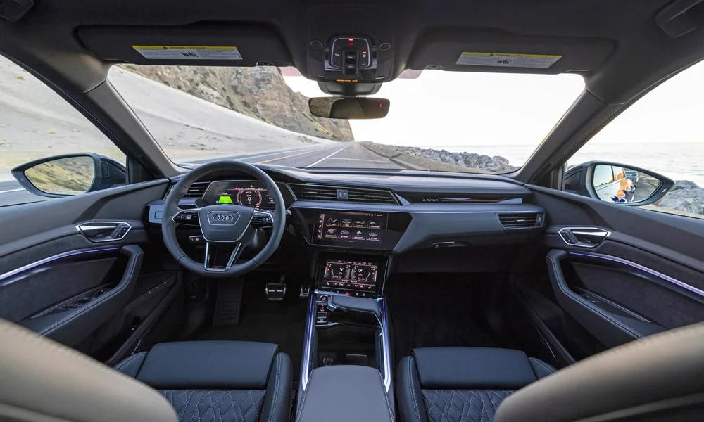 Фото Audi SQ8 e-tron — передняя панель. Компоновка экранов, дефлекторов и консоли. Минимум физических кнопок — ставка на экранное управление Audi SQ8 e-tron — передняя панель