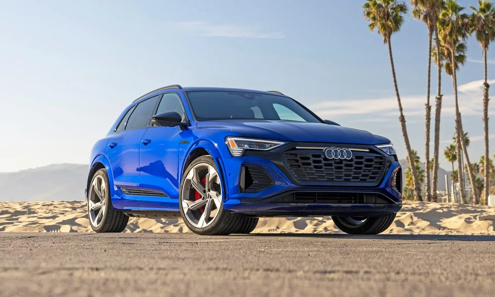 Фото Audi SQ8 e-tron — вид спереди, фото 5. Оптика, решётка и бампер — первое впечатление о модели. Рисунок ходовых огней — подпись модели, по нему её узнают в потоке Audi SQ8 e-tron — вид спереди, фото 5
