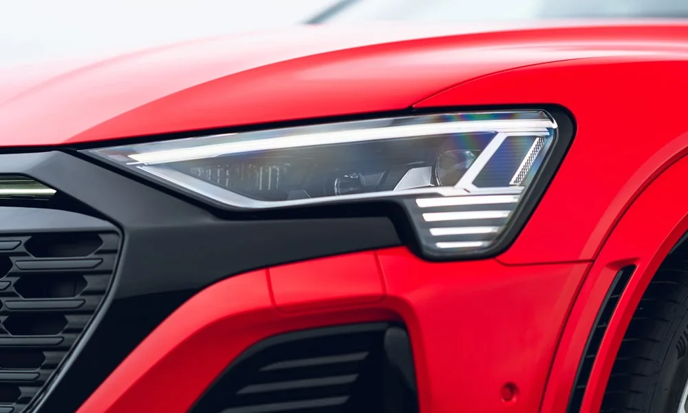 Фото Audi SQ8 e-tron — передняя оптика. Фара вблизи — самый детализированный элемент экстерьера. Светодиодная оптика служит весь срок жизни машины без замены ламп Audi SQ8 e-tron — передняя оптика