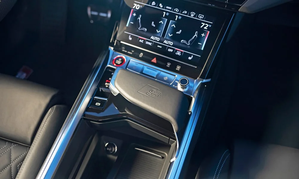 Фото Audi SQ8 e-tron — интерьер. Общий план салона: архитектура панели, консоль и кресла Audi SQ8 e-tron — интерьер