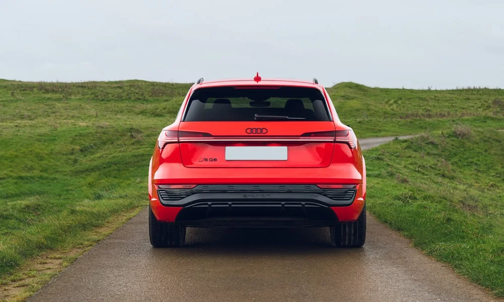Фото Audi SQ8 e-tron — вид сзади, фото 3. Линия крыши, стойки и задняя дверь в красном исполнении. Светодиодная полоса или раздельные секции — задняя оптика стала главным украшением кормы Audi SQ8 e-tron — вид сзади, фото 3
