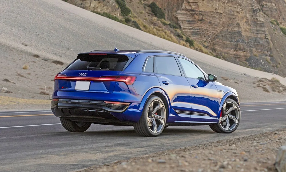 Фото Audi SQ8 e-tron — вид сзади, фото 5. Графика фонарей, бампер и оформление пятой двери Audi SQ8 e-tron — вид сзади, фото 5