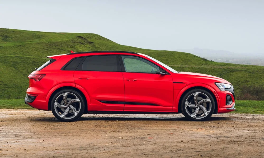 Фото Audi SQ8 e-tron — вид сбоку, фото 3. Профиль в красном цвете: соотношение колёсной базы и свесов Audi SQ8 e-tron — вид сбоку, фото 3