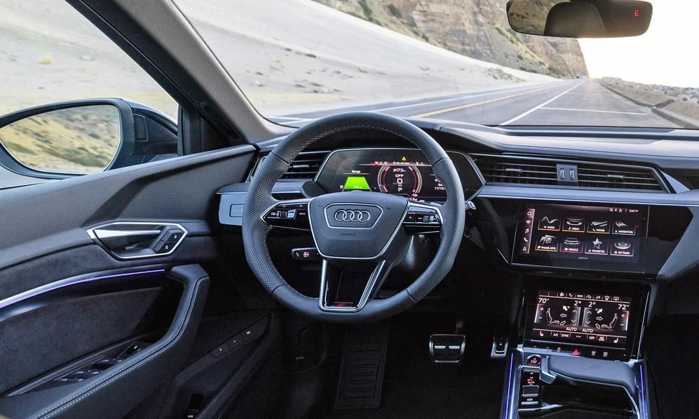 Фото Audi SQ8 e-tron — руль. Обшивка обода и компоновка спиц крупным планом Audi SQ8 e-tron — руль