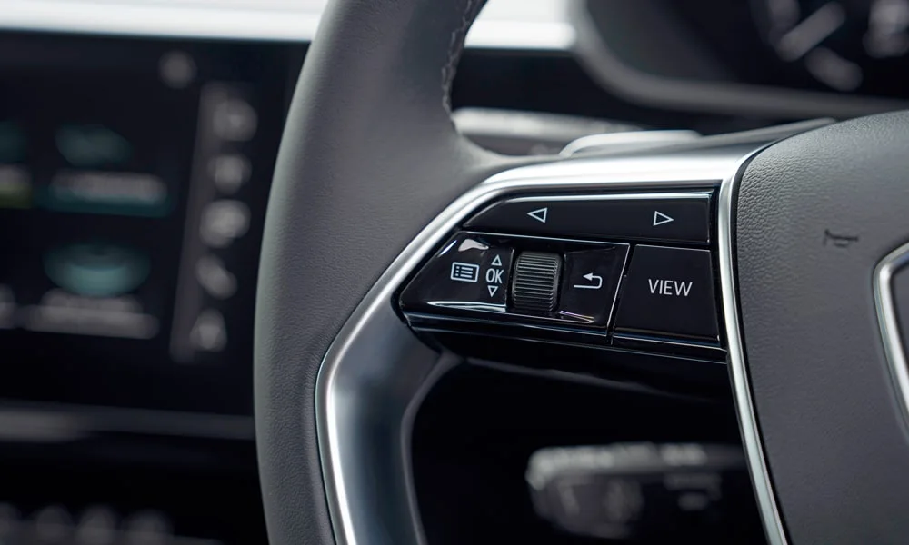 Фото Audi SQ8 e-tron — руль, фото 2. Обшивка обода и компоновка спиц крупным планом Audi SQ8 e-tron — руль, фото 2