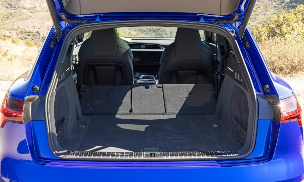 Фото Audi SQ8 e-tron — багажник, фото 2. Форма проёма, ровный пол и организация пространства Audi SQ8 e-tron — багажник, фото 2