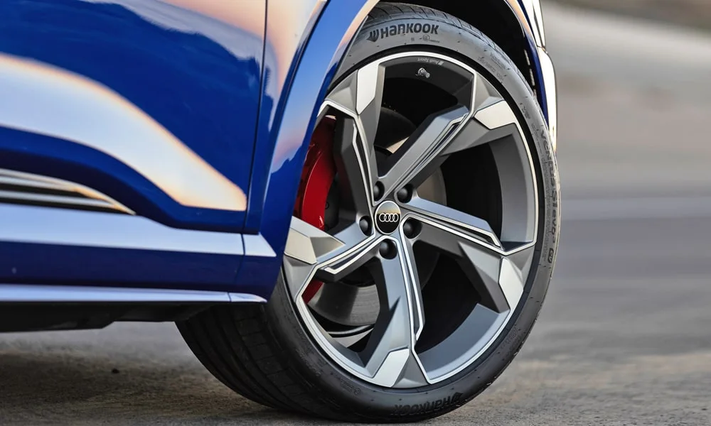 Фото Audi SQ8 e-tron — колесо и диск. Дизайн спиц и профиль резины крупным планом. Индекс скорости и нагрузки читается на боковине шины Audi SQ8 e-tron — колесо и диск