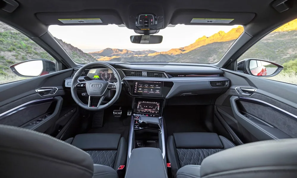 Фото Audi SQ8 Sportback e-tron (2024) — передняя панель. Компоновка экранов, дефлекторов и консоли Audi SQ8 Sportback e-tron (2024) — передняя панель