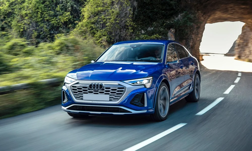 Фото Audi SQ8 Sportback e-tron (2024) — вид спереди, фото 11. Анфас: пропорции капота, посадка кузова и графика ходовых огней Audi SQ8 Sportback e-tron (2024) — вид спереди, фото 11
