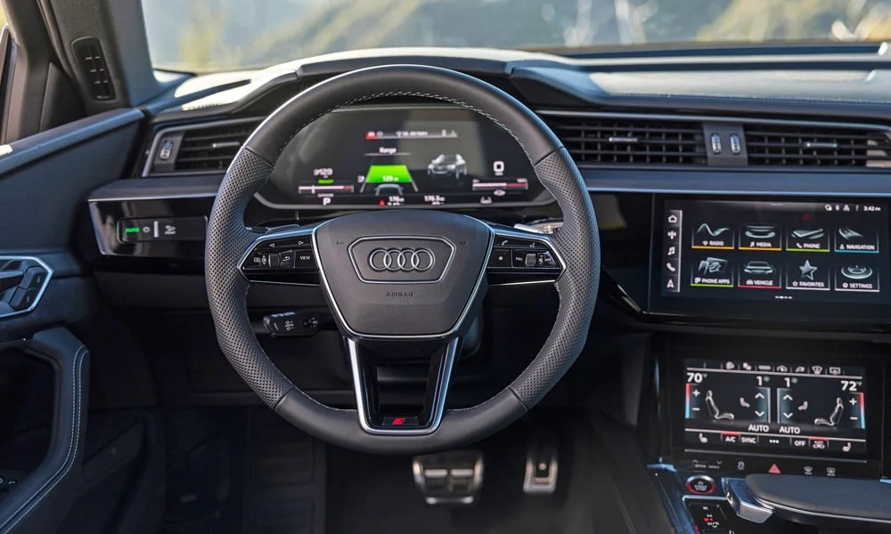 Фото Audi SQ8 Sportback e-tron (2024) — приборная панель. Экран приборов за рулём — вся ходовая информация перед глазами. Компоновка приборов настраивается в меню у большинства версий Audi SQ8 Sportback e-tron (2024) — приборная панель