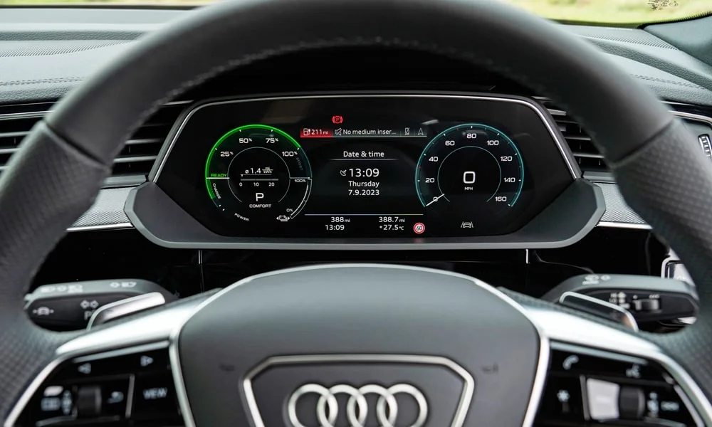 Фото Audi SQ8 Sportback e-tron (2024) — приборная панель, фото 2. Экран приборов за рулём — вся ходовая информация перед глазами. Запас хода и расход выводятся крупно — главные цифры ежедневных поездок Audi SQ8 Sportback e-tron (2024) — приборная панель, фото 2