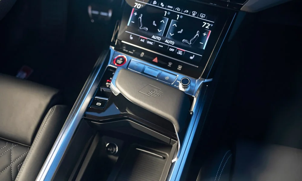 Фото Audi SQ8 Sportback e-tron (2024) — селектор коробки передач. Селектор трансмиссии на центральной консоли. Автохолд удерживает машину на светофоре без ноги на тормозе Audi SQ8 Sportback e-tron (2024) — селектор коробки передач