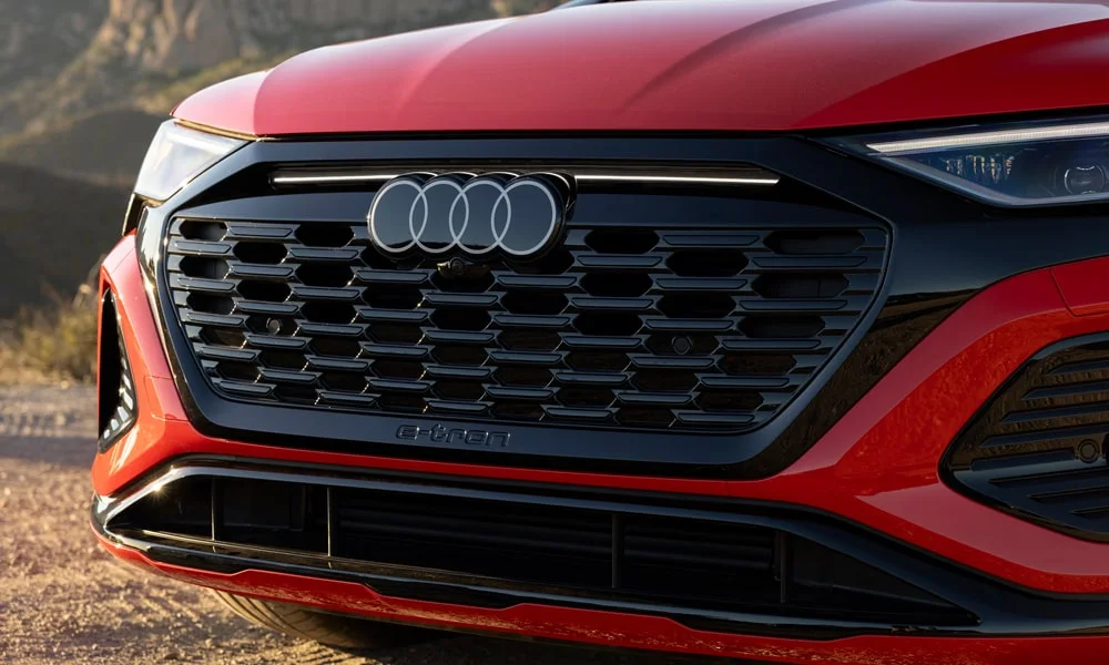Фото Audi SQ8 Sportback e-tron (2024) — решётка радиатора. Рисунок решётки: сетка, ламели или глухая панель у электроверсий Audi SQ8 Sportback e-tron (2024) — решётка радиатора