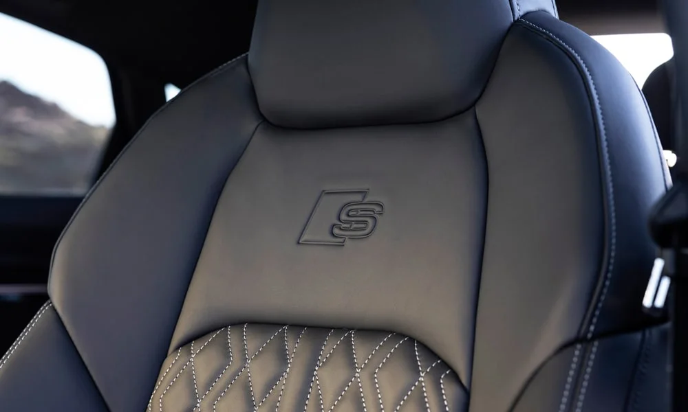 Фото Audi SQ8 Sportback e-tron (2024) — интерьер. Общий план салона: архитектура панели, консоль и кресла. Уровень отделки читается по стыкам панелей и мягким поверхностям в зонах касания Audi SQ8 Sportback e-tron (2024) — интерьер