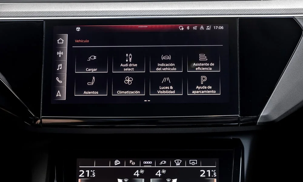 Фото Audi SQ8 Sportback e-tron (2024) — экран мультимедиа. Интерфейс медиасистемы крупным планом Audi SQ8 Sportback e-tron (2024) — экран мультимедиа