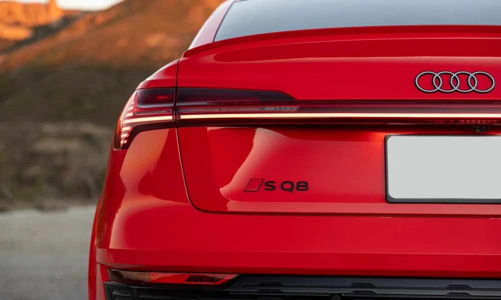 Фото Audi SQ8 Sportback e-tron (2024) — вид сзади, фото 5. Графика фонарей, бампер и оформление пятой двери Audi SQ8 Sportback e-tron (2024) — вид сзади, фото 5