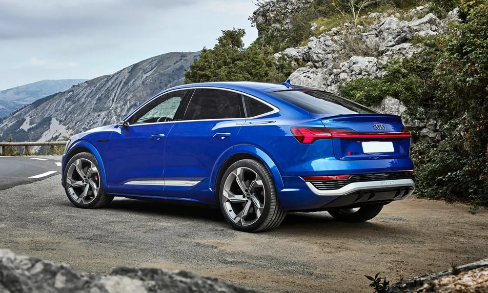 Фото Audi SQ8 Sportback e-tron (2024) — вид сзади, фото 6. Линия крыши, стойки и задняя дверь в синем исполнении. Светодиодная полоса или раздельные секции — задняя оптика стала главным украшением кормы Audi SQ8 Sportback e-tron (2024) — вид сзади, фото 6