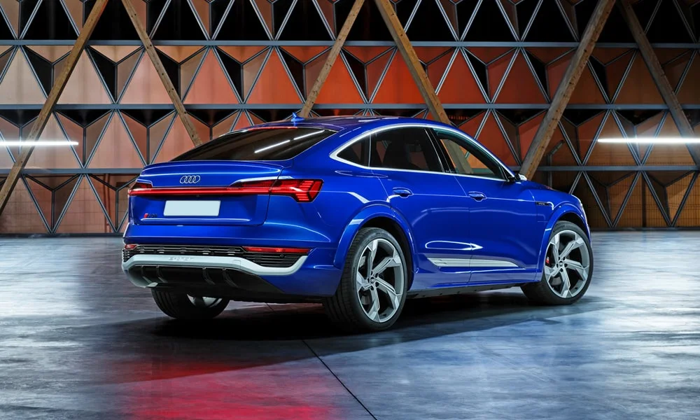 Фото Audi SQ8 Sportback e-tron (2024) — вид сзади, фото 9. Графика фонарей, бампер и оформление пятой двери Audi SQ8 Sportback e-tron (2024) — вид сзади, фото 9