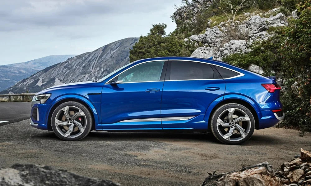 Фото Audi SQ8 Sportback e-tron (2024) — вид сбоку, фото 2. Профиль в синем цвете: соотношение колёсной базы и свесов Audi SQ8 Sportback e-tron (2024) — вид сбоку, фото 2