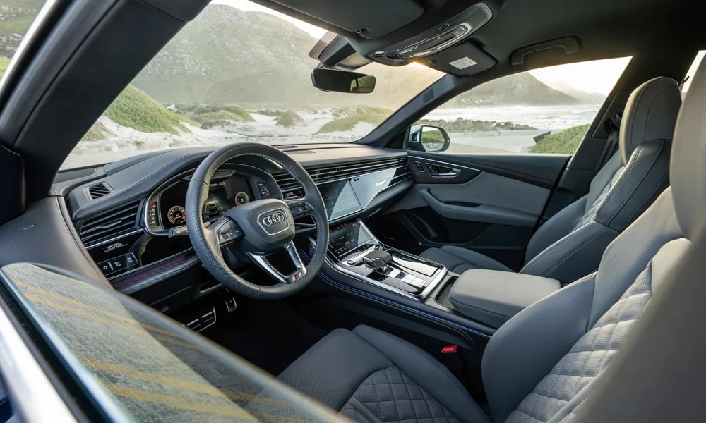 Фото Audi SQ8 (2024) — передняя панель. Компоновка экранов, дефлекторов и консоли Audi SQ8 (2024) — передняя панель