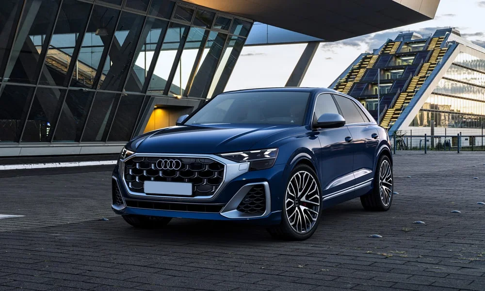 Фото Audi SQ8 (2024) — вид спереди, фото 5. Оптика, решётка и бампер — первое впечатление о модели. Рисунок ходовых огней — подпись модели, по нему её узнают в потоке Audi SQ8 (2024) — вид спереди, фото 5