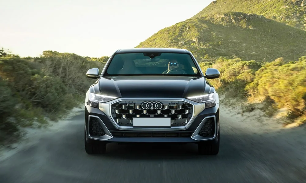 Фото Audi SQ8 (2024) — вид спереди, фото 8. Анфас: пропорции капота, посадка кузова и графика ходовых огней. Рисунок ходовых огней — подпись модели, по нему её узнают в потоке Audi SQ8 (2024) — вид спереди, фото 8