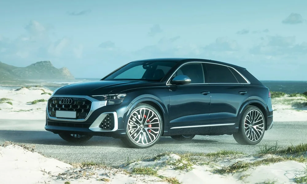 Фото Audi SQ8 (2024) — вид спереди, фото 11. Передок в чёрном исполнении — крупная светотехника и выразительный бампер. Рисунок ходовых огней — подпись модели, по нему её узнают в потоке Audi SQ8 (2024) — вид спереди, фото 11