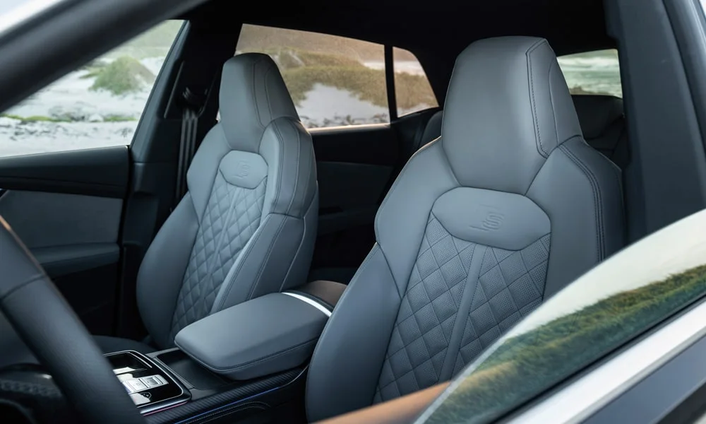 Фото Audi SQ8 (2024) — передние сиденья. Профиль кресел: боковая поддержка и подголовники. Выраженная боковая поддержка держит в поворотах Audi SQ8 (2024) — передние сиденья