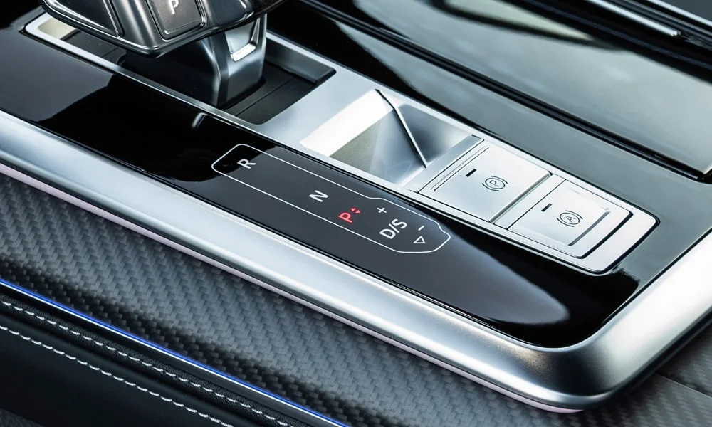 Фото Audi SQ8 (2024) — селектор коробки передач. Управление коробкой: компактный селектор освобождает место на тоннеле. Автохолд удерживает машину на светофоре без ноги на тормозе Audi SQ8 (2024) — селектор коробки передач