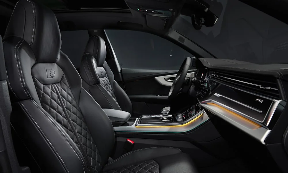 Фото Audi SQ8 (2024) — интерьер. Общий план салона: архитектура панели, консоль и кресла. Уровень отделки читается по стыкам панелей и мягким поверхностям в зонах касания Audi SQ8 (2024) — интерьер
