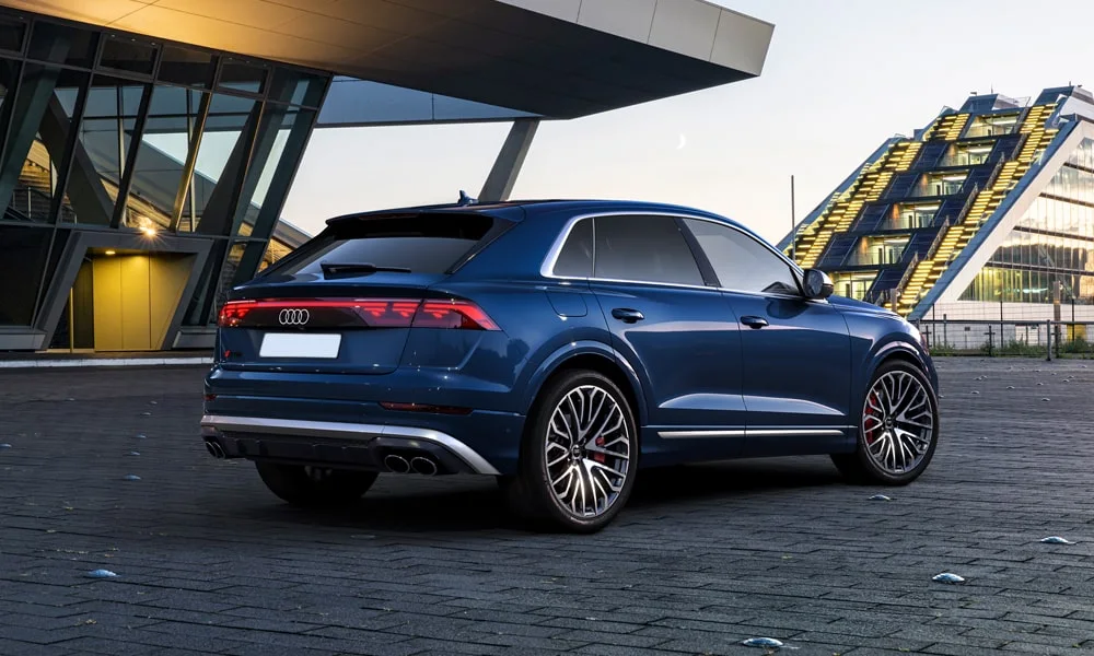 Фото Audi SQ8 (2024) — вид сзади, фото 5. Линия крыши, стойки и задняя дверь в синем исполнении. Светодиодная полоса или раздельные секции — задняя оптика стала главным украшением кормы Audi SQ8 (2024) — вид сзади, фото 5