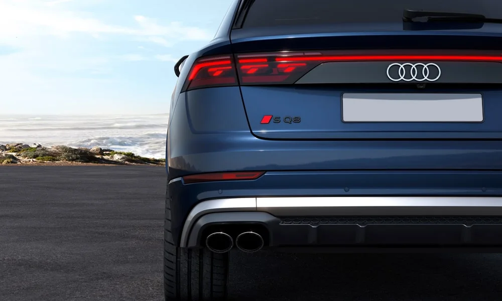 Фото Audi SQ8 (2024) — вид сзади, фото 6. Линия крыши, стойки и задняя дверь в синем исполнении. Светодиодная полоса или раздельные секции — задняя оптика стала главным украшением кормы Audi SQ8 (2024) — вид сзади, фото 6