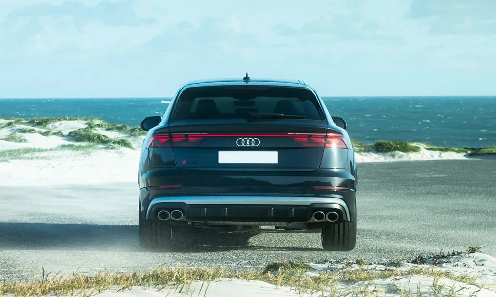 Фото Audi SQ8 (2024) — вид сзади, фото 8. Графика фонарей, бампер и оформление пятой двери. Насадки выхлопа или их имитация внизу бампера различают версии Audi SQ8 (2024) — вид сзади, фото 8
