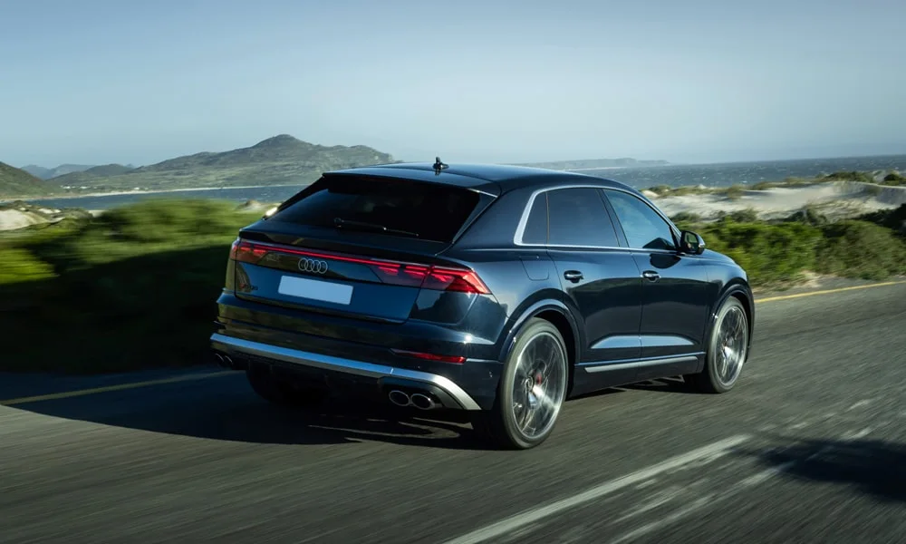 Фото Audi SQ8 (2024) — вид сзади, фото 9. Корма в чёрном цвете: графика фонарей и пластика пятой двери. Насадки выхлопа или их имитация внизу бампера различают версии Audi SQ8 (2024) — вид сзади, фото 9