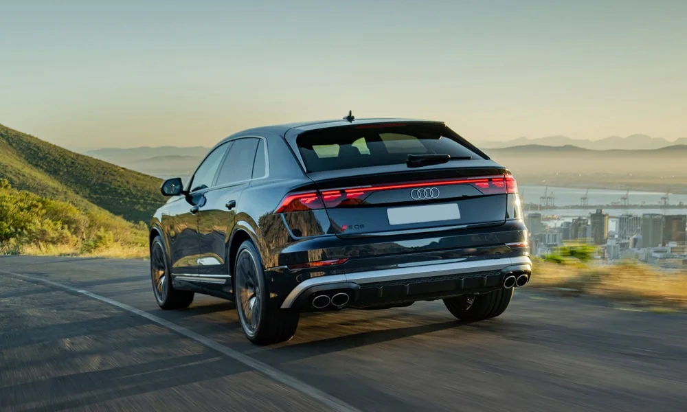Фото Audi SQ8 (2024) — вид сзади, фото 10. Линия крыши, стойки и задняя дверь в чёрном исполнении Audi SQ8 (2024) — вид сзади, фото 10