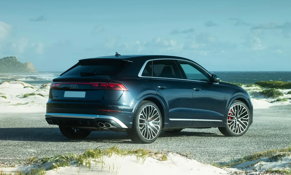 Фото Audi SQ8 (2024) — вид сзади, фото 11. Графика фонарей, бампер и оформление пятой двери. Насадки выхлопа или их имитация внизу бампера различают версии Audi SQ8 (2024) — вид сзади, фото 11
