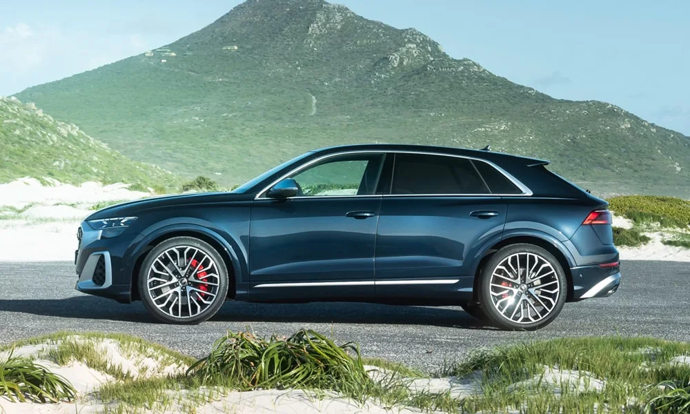 Фото Audi SQ8 (2024) — вид сбоку. Профиль в синем цвете: соотношение колёсной базы и свесов. Длинная база — простор второго ряда; короткие свесы упрощают парковку Audi SQ8 (2024) — вид сбоку