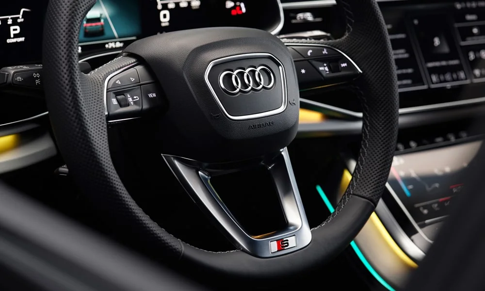 Фото Audi SQ8 (2024) — руль. Обшивка обода и компоновка спиц крупным планом. Обогрев обода — опция, которую оценят зимой Audi SQ8 (2024) — руль