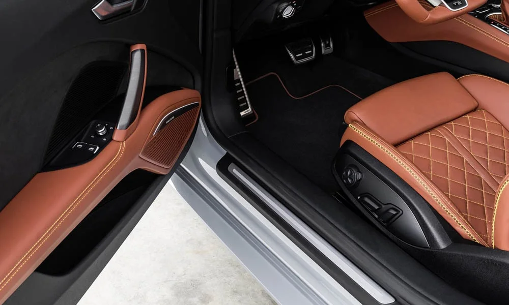 Фото Audi TT — дверная карта. Внутренняя панель двери: сочетание материалов и компоновка управления в коричневой гамме Audi TT — дверная карта