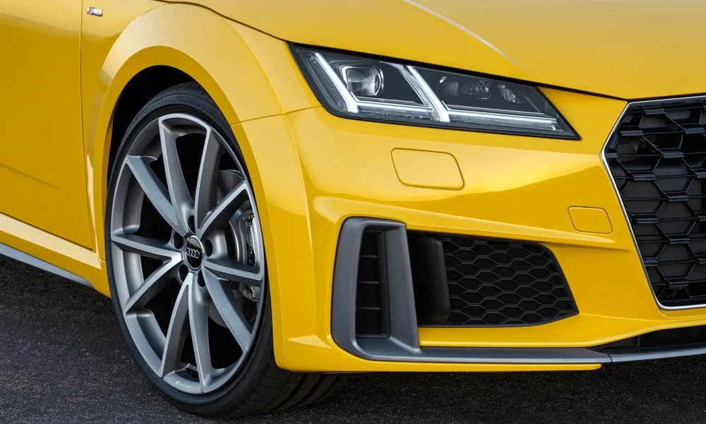 Фото Audi TT — вид спереди, фото 17. Кузов в жёлтом цвете: рисунок оптики и решётки задаёт узнаваемое «лицо» модели Audi TT — вид спереди, фото 17