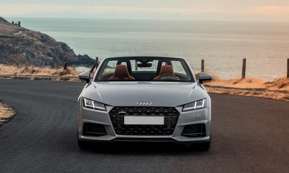 Фото Audi TT — вид спереди, фото 18. Серый кузов, строгая симметрия оптики — базовый ракурс знакомства с дизайном Audi TT — вид спереди, фото 18