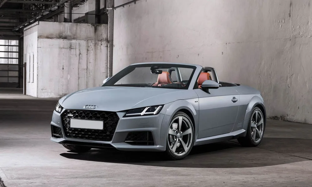 Фото Audi TT — вид спереди, фото 19. Кузов в сером цвете: рисунок оптики и решётки задаёт узнаваемое «лицо» модели Audi TT — вид спереди, фото 19