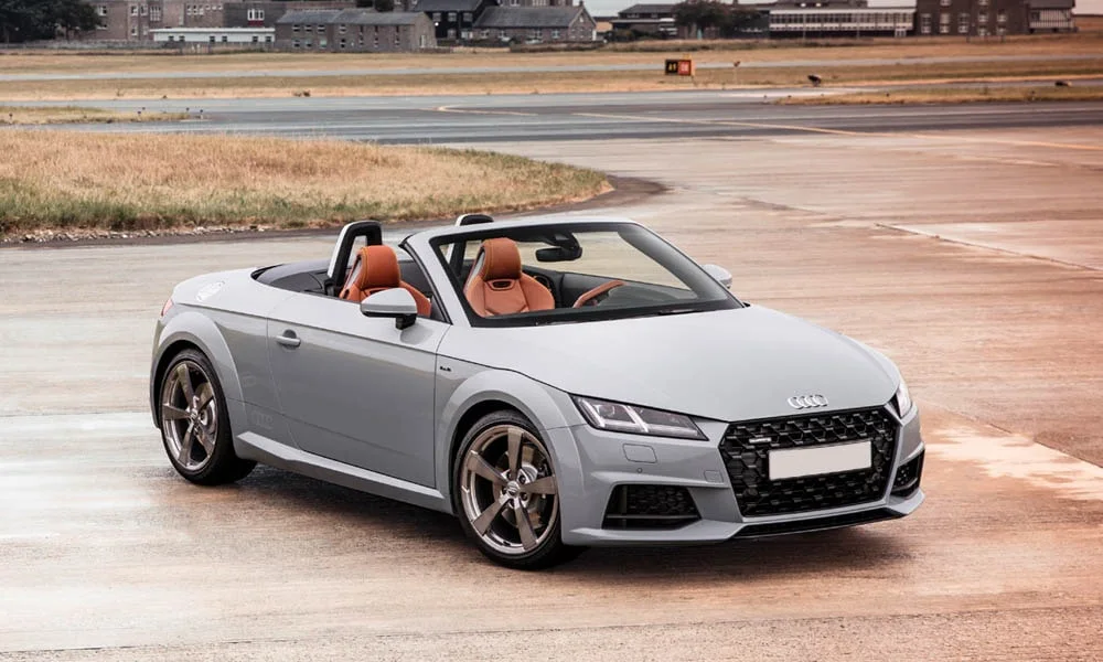 Фото Audi TT — вид спереди, фото 20. Оптика, решётка и бампер — первое впечатление о модели. Рисунок ходовых огней — подпись модели, по нему её узнают в потоке Audi TT — вид спереди, фото 20