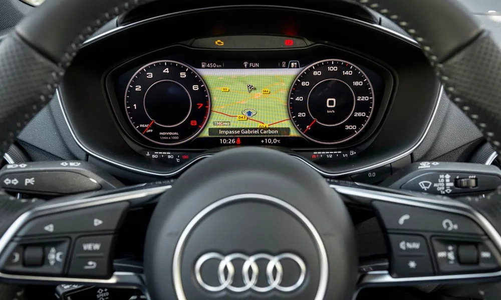 Фото Audi TT — приборная панель, фото 2. Экран приборов за рулём — вся ходовая информация перед глазами. Компоновка приборов настраивается в меню у большинства версий Audi TT — приборная панель, фото 2