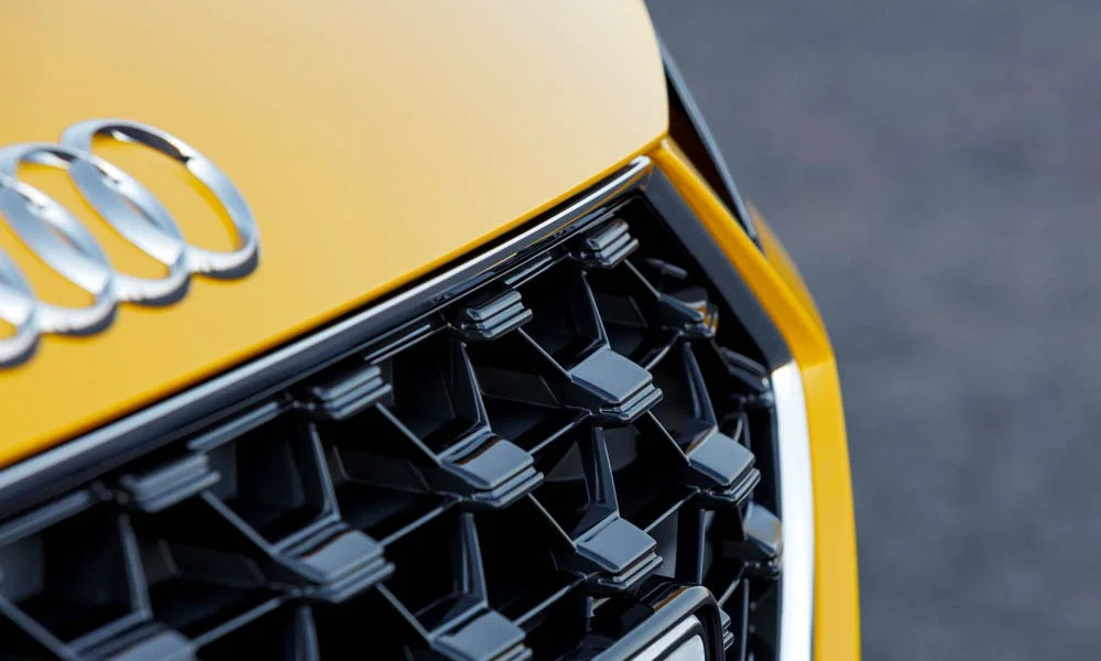 Фото Audi TT — решётка радиатора, фото 2. Фирменный рисунок облицовки — визитная карточка марки. За решёткой у многих комплектаций стоит радар адаптивного круиз-контроля Audi TT — решётка радиатора, фото 2